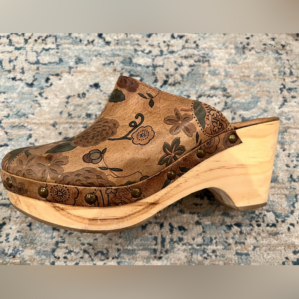 Sundance Five Worlds Corianne Floral Clogs